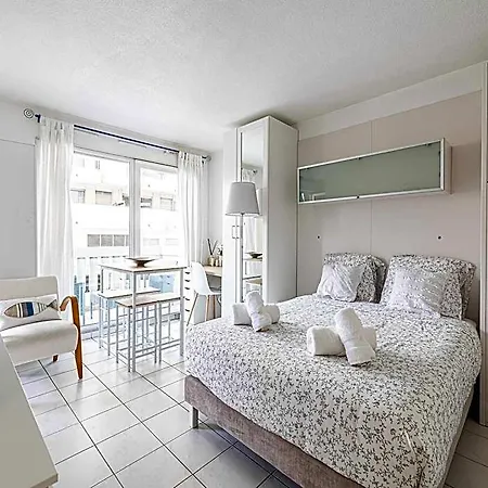 Charming With Balcony Pool -heart Of