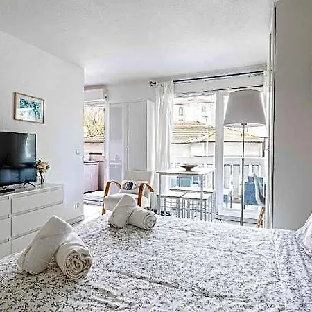 Charming With Balcony Pool -heart Of Nizza