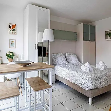 Charming With Balcony Pool -heart Of